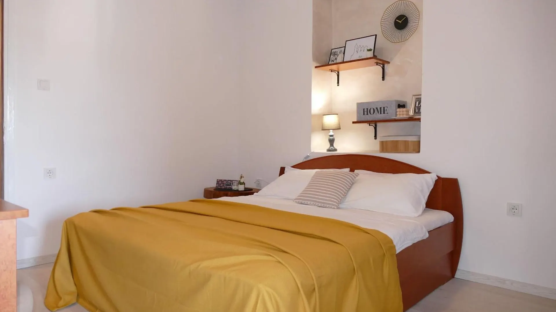Apartment And Rooms Zora Kampor