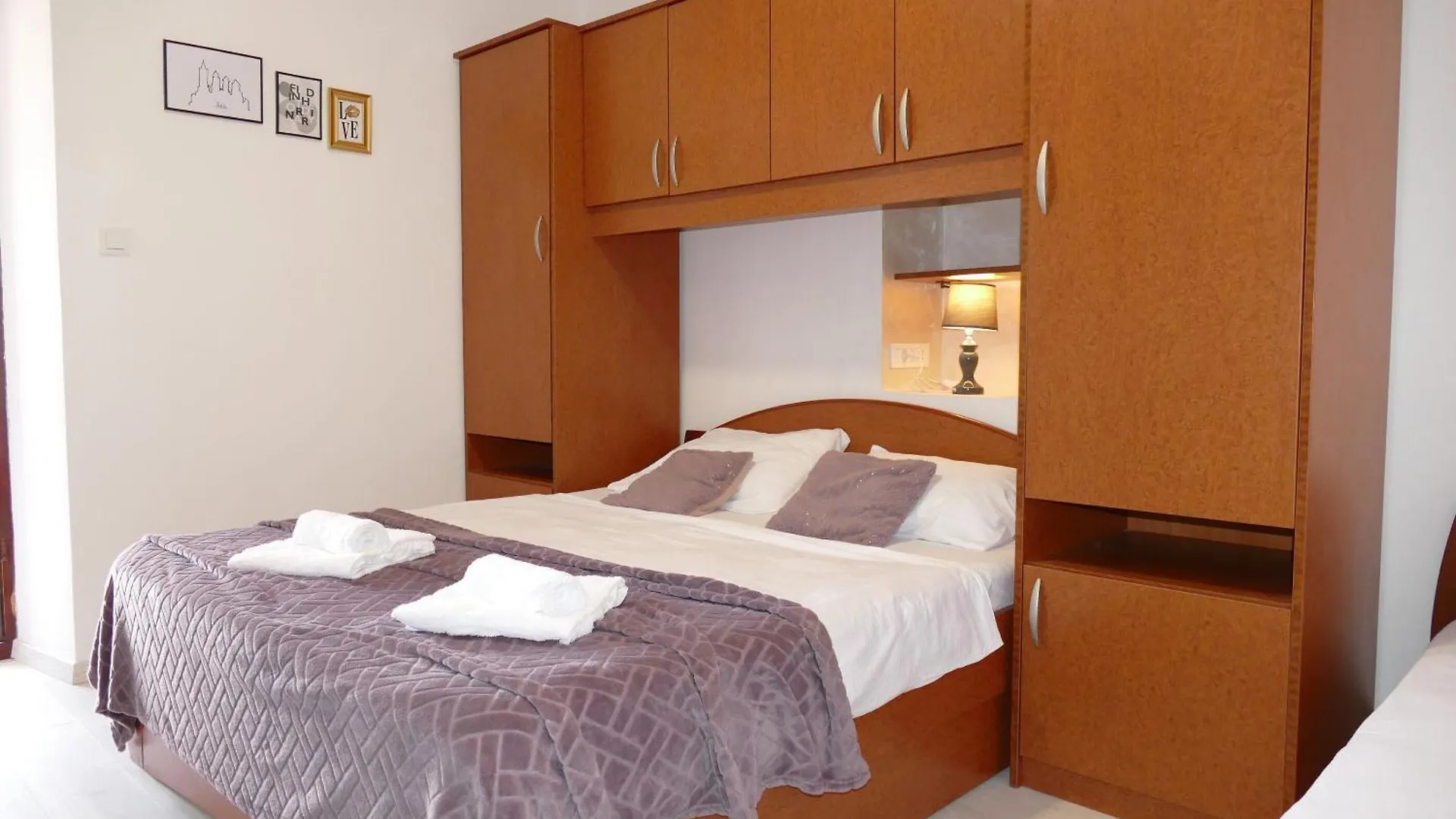 Apartment And Rooms Zora Kampor