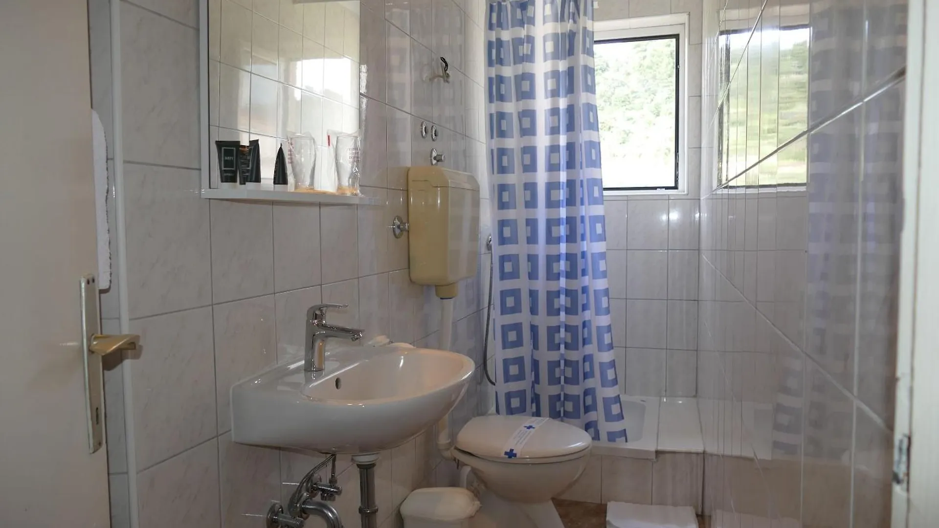 Apartment And Rooms Zora Kampor 0*,