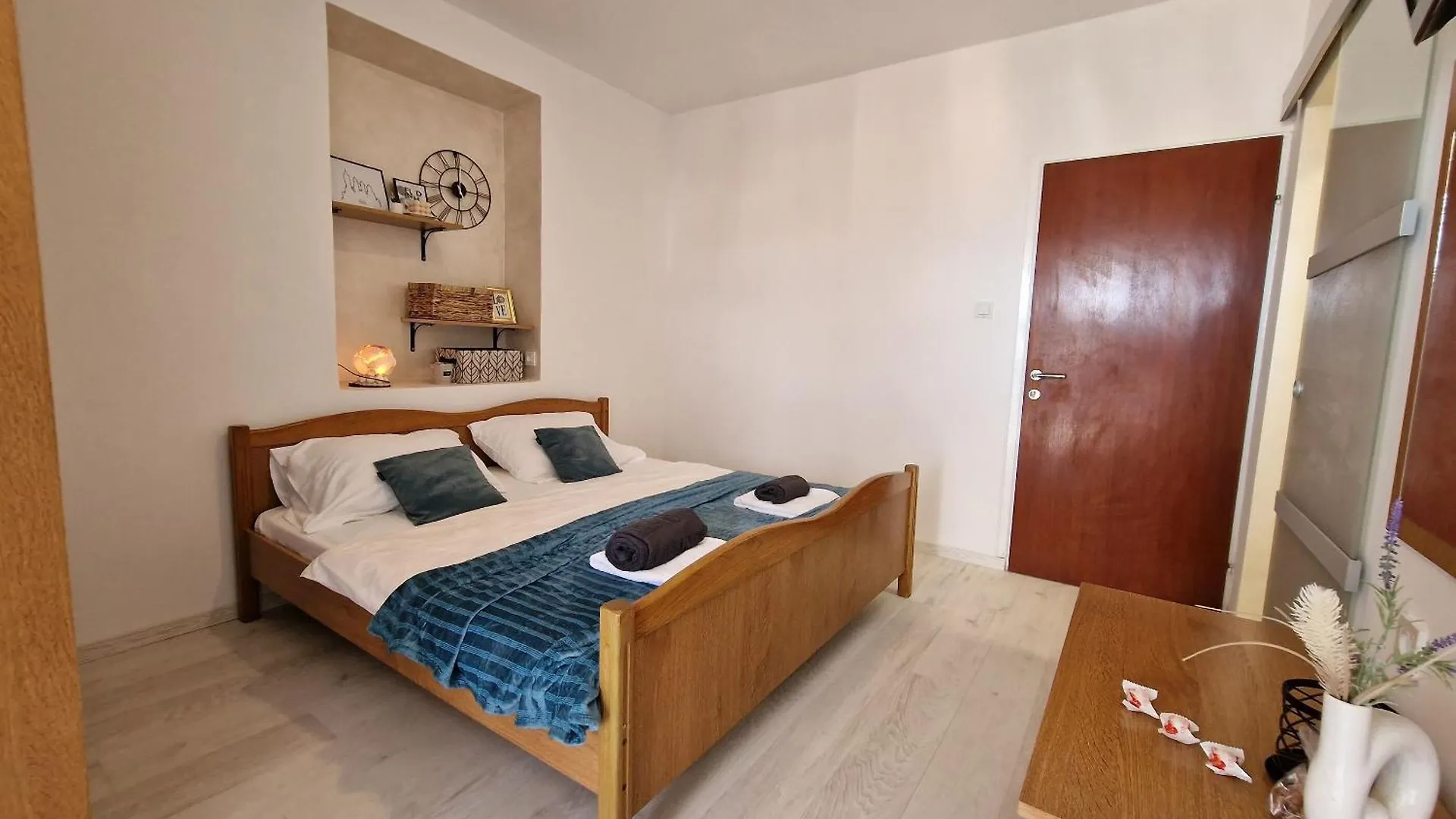Apartment And Rooms Zora Kampor