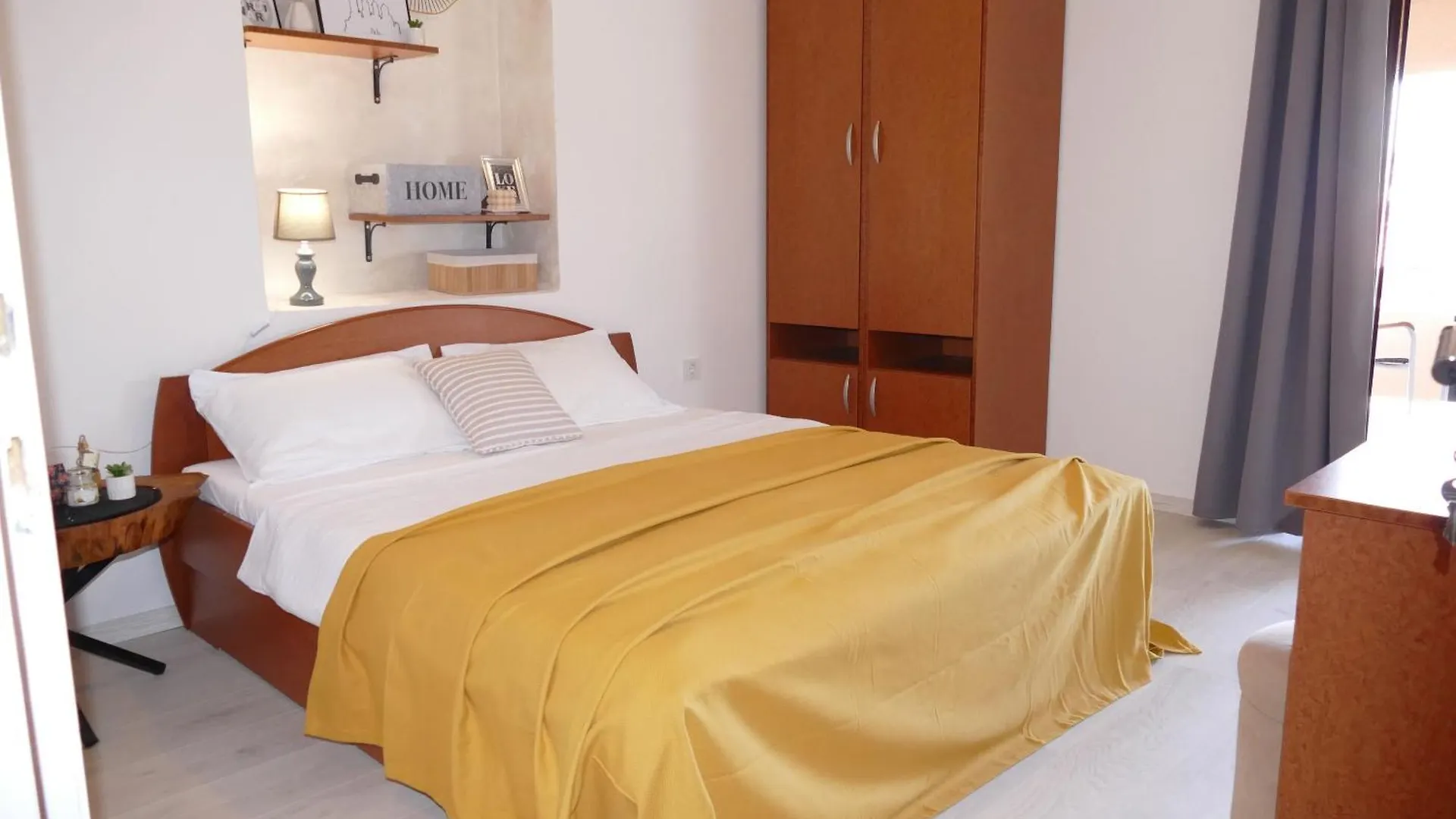 Apartment And Rooms Zora Kampor