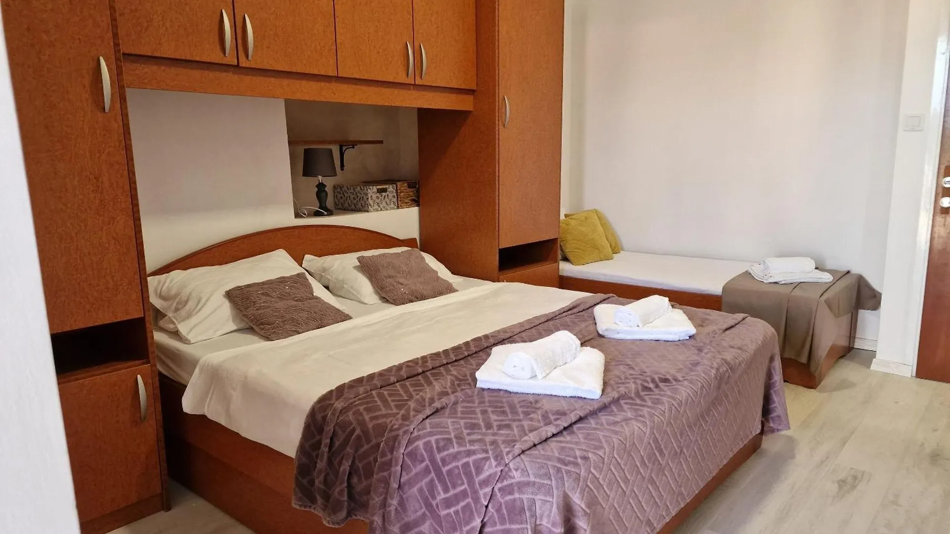 Apartment And Rooms Zora Kampor