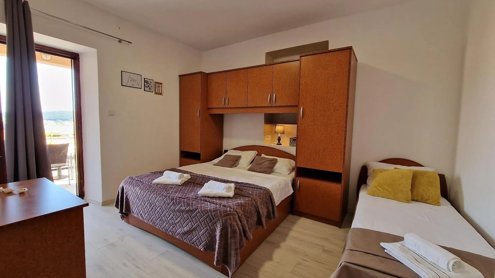 Apartment And Rooms Zora Kampor 0*,